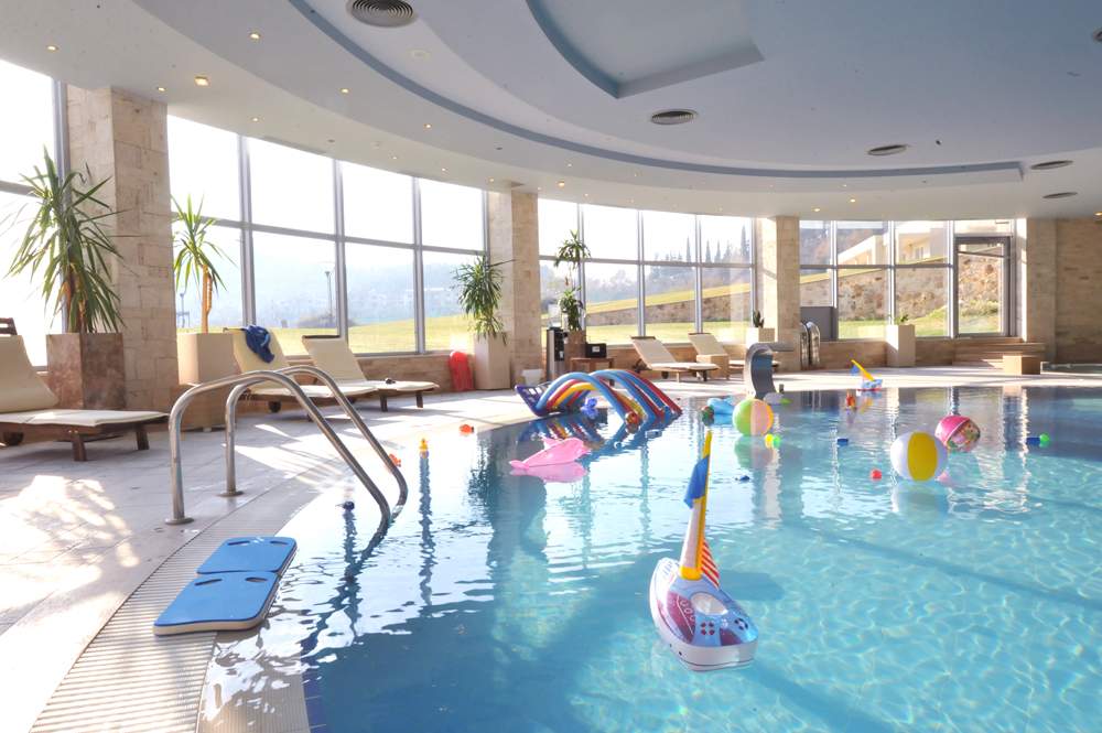 Η εσωτερική θερμαινόμενη πισίνα του Elpida Resort & Spa