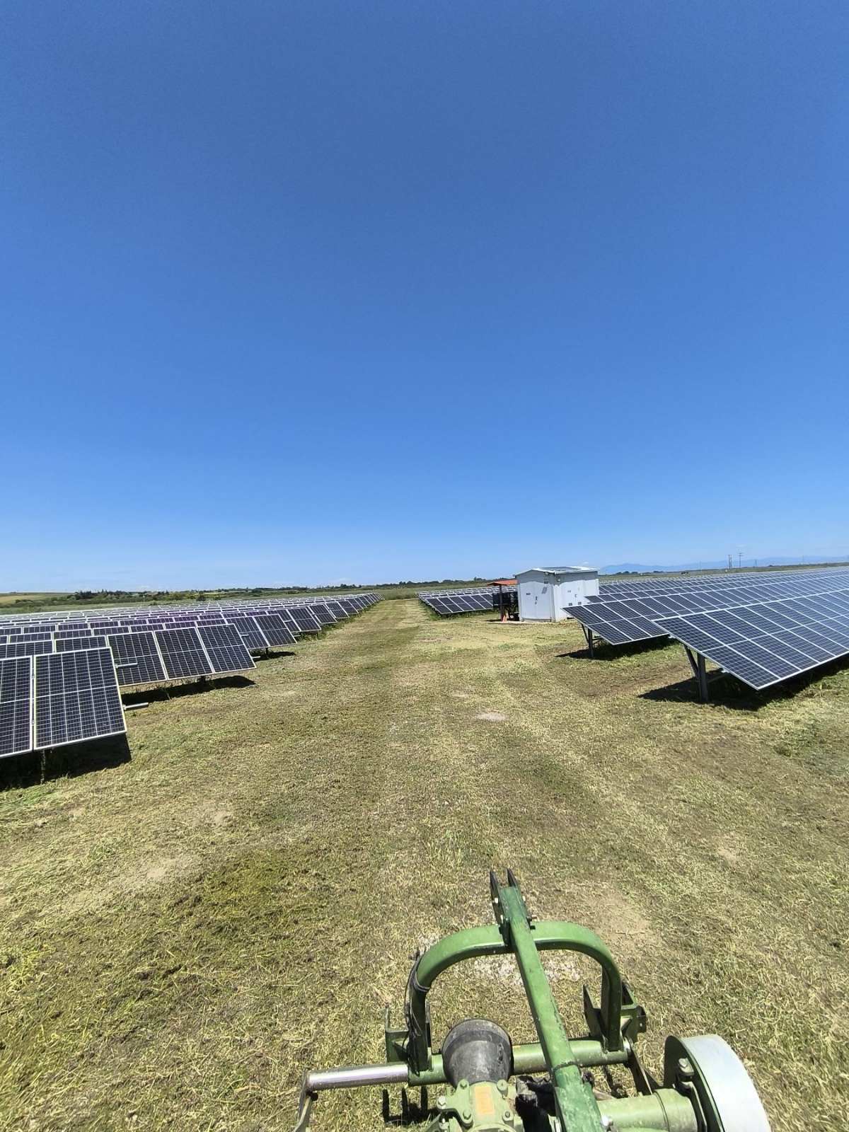 Τρακτέρ John Deere με χορτοκοπτικό εξοπλισμό σε φωτοβολταϊκό πάρκο