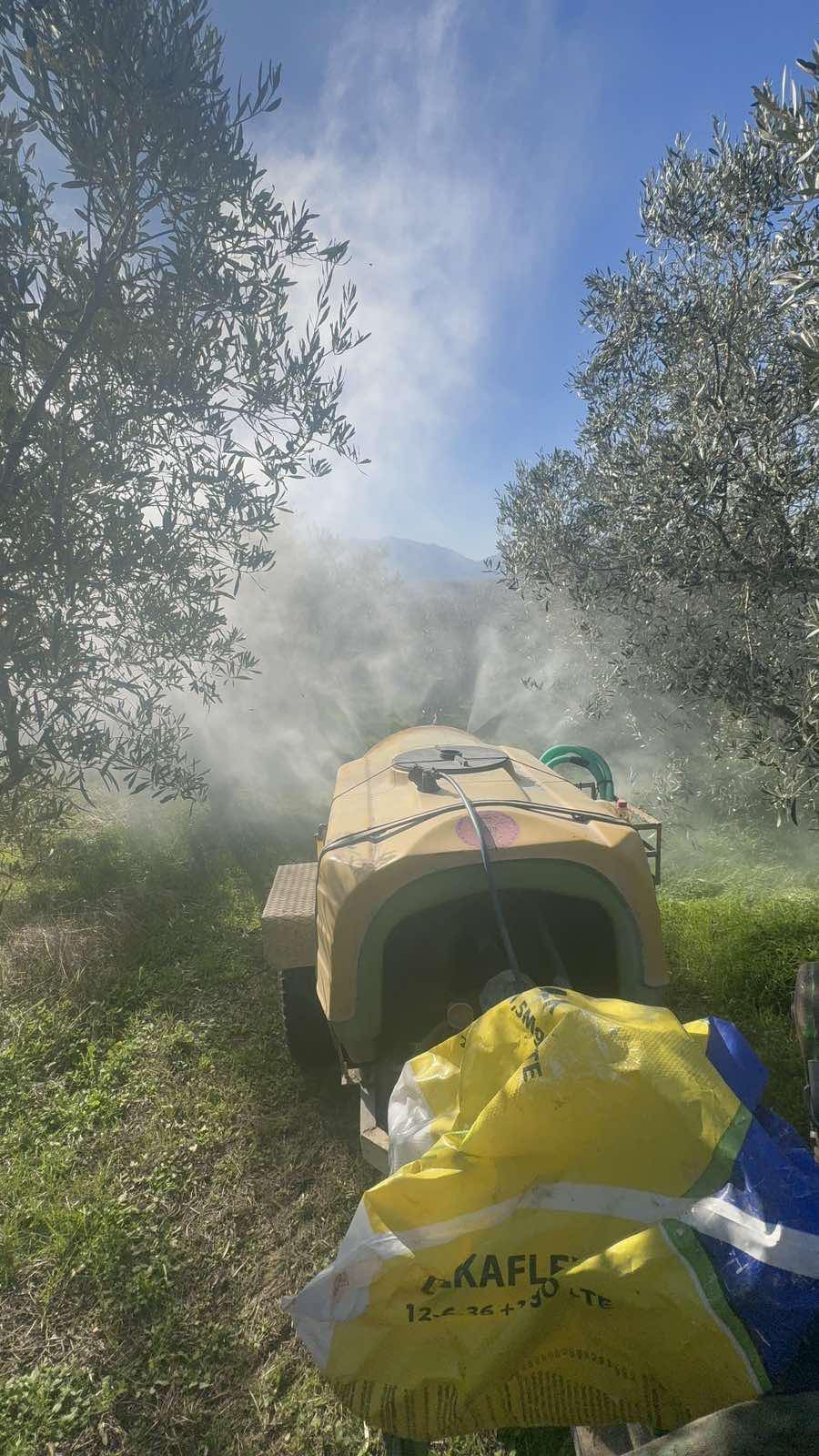 Ψεκαστική τουρμπίνα σε λειτουργία - ψεκασμός ελαιώνα