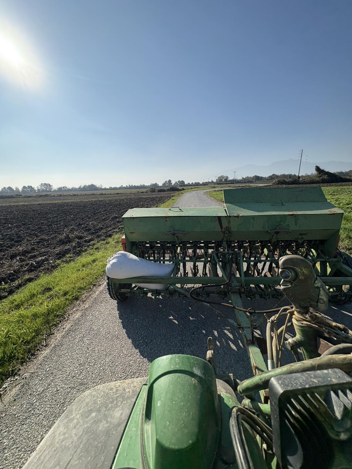 Σπαρτική μηχανή σε αγροτικό δρόμο δίπλα σε οργωμένο χωράφι στην Πιερία