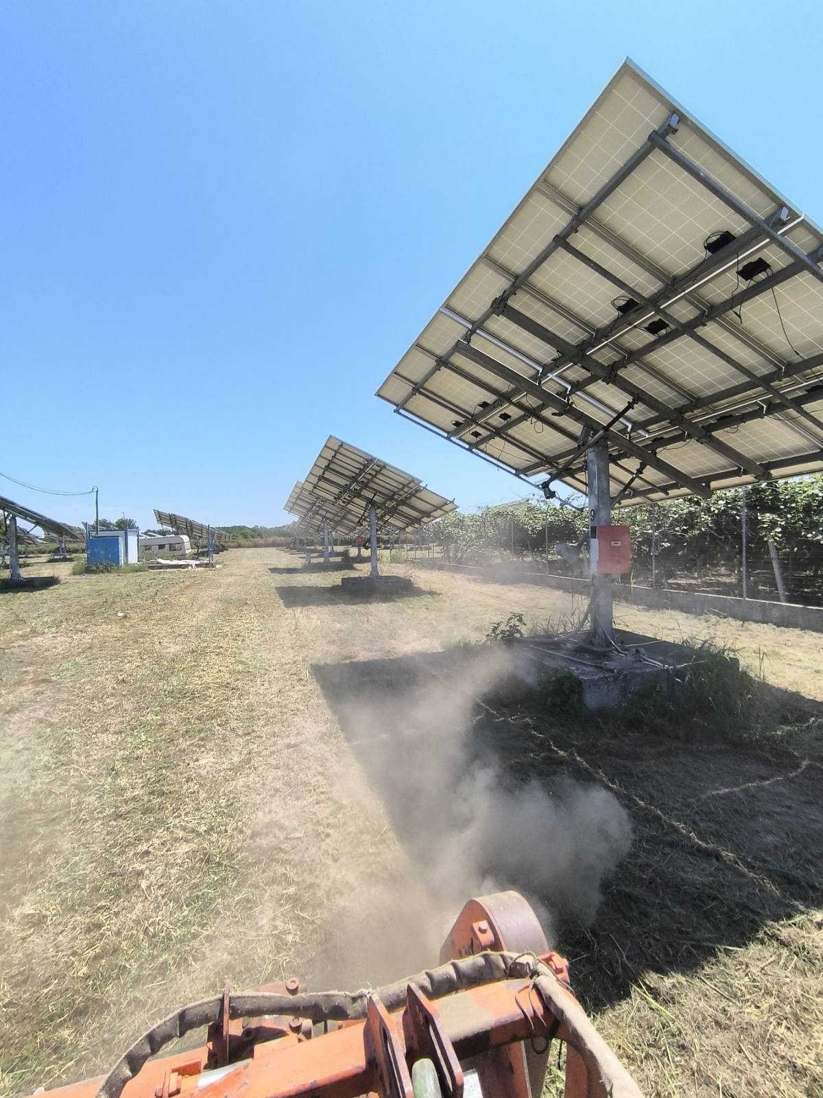 Αποψίλωση βλάστησης κάτω από φωτοβολταϊκούς ιχνηλάτες με μηχάνημα