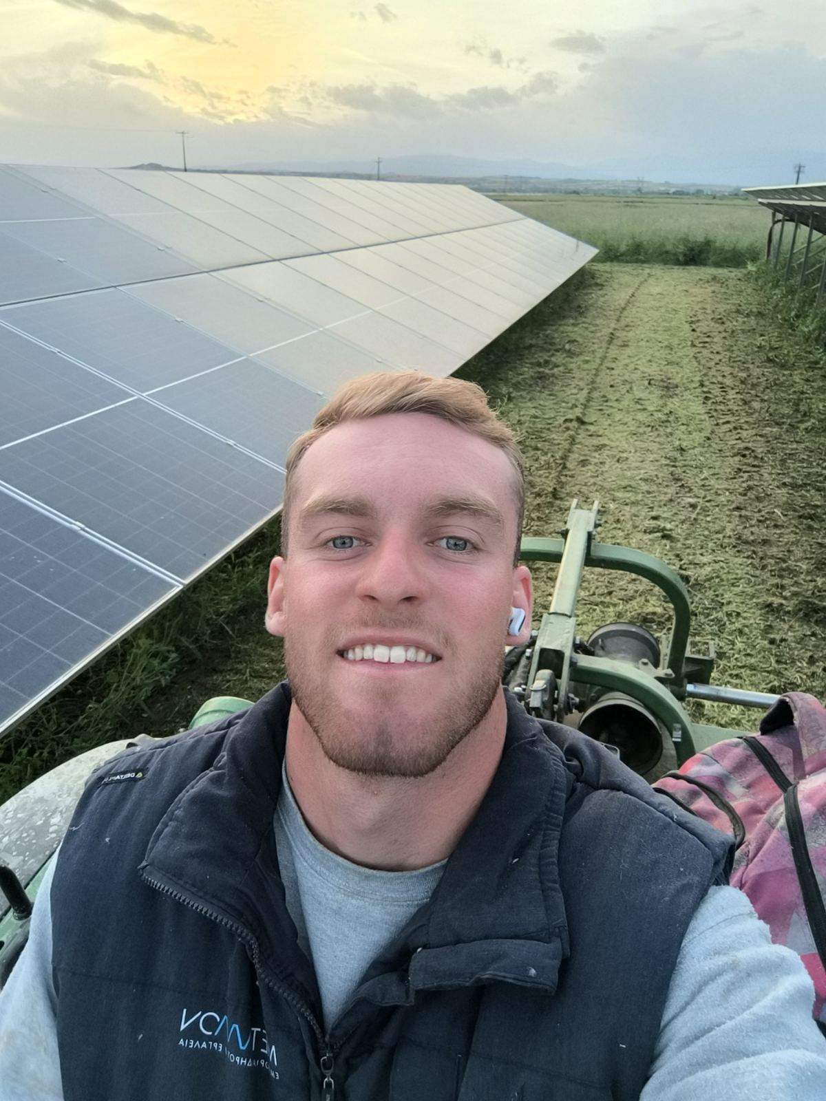 Τεχνικός της ΜΠΑΜΠΕΤΑΣ & ΥΙΟΙ σε φωτοβολταϊκό πάρκο κατά τη δύση του ηλίου