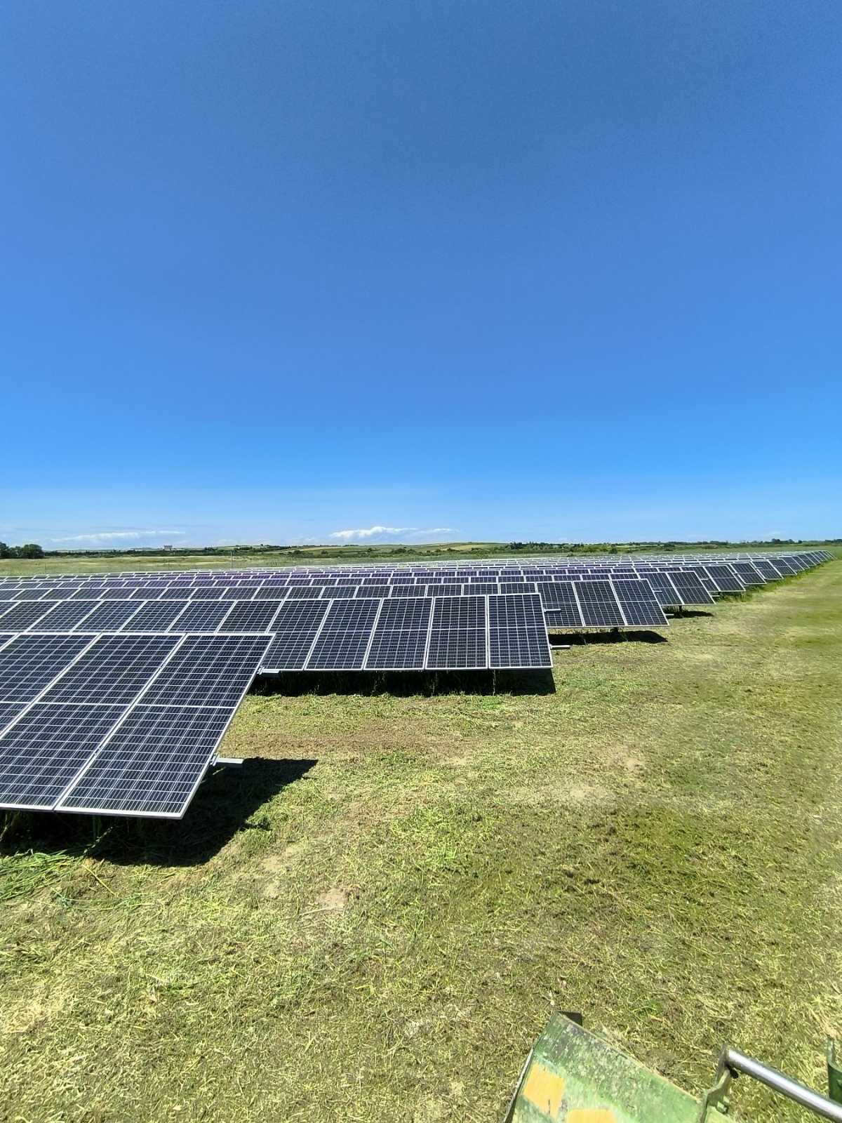 Μεγάλο φωτοβολταϊκό πάρκο με φρεσκοκομμένο γρασίδι μετά από αποψίλωση